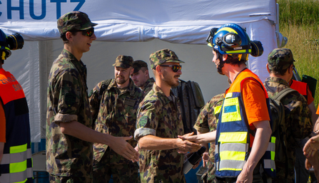 Vereinte Kräfte – das Militär hilft mit beim Bewältigen der Übung