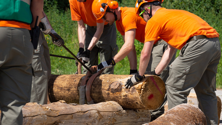 Pioniere beim Aufbauen des Schmutzwasserbeckens