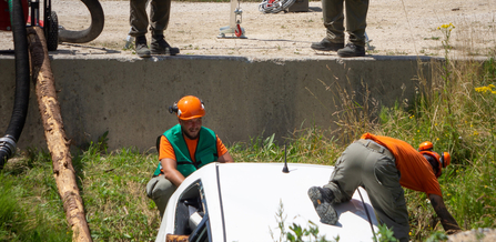 2 Pioniere beim Vorbereiten der Bergung des Autos