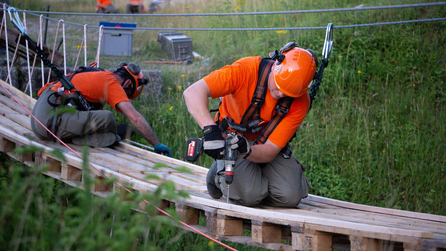 2 Pioniere beim Errichten der Brücke