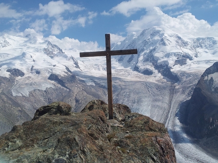 bild: kreuz auf berg