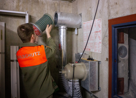 Zivilschützer beim Kontrollieren eines Luftfilters