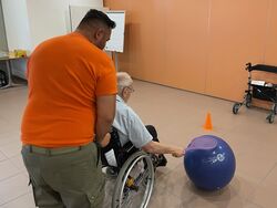 Der Zivilschutz hilft an der Bewohner-Olympiade im Asana Spital Menziken