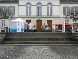 Aktion AZSV auf dem Vorplatz des Grossratsgebäudes in Aarau
